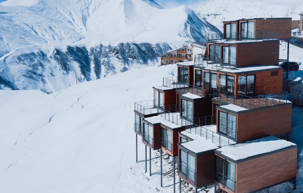 El resort de esquí más exclusivo: una pirámide de contenedores marítimos