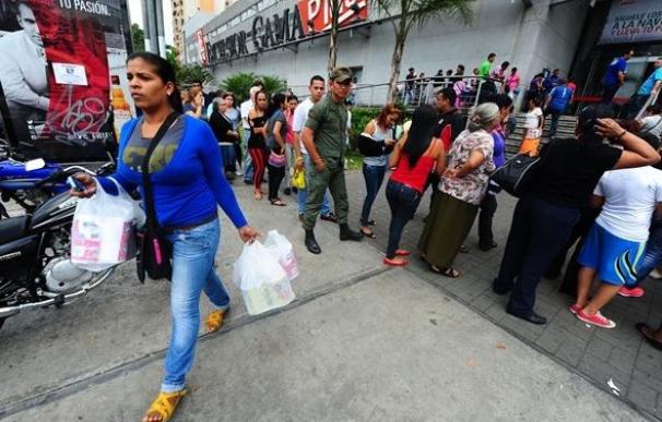 Colas para hacer la compra en Venezuela