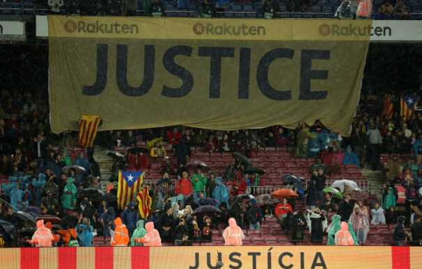 El Camp Nou pide "justicia" y "libertad" para el Govern cesado y encarcelado