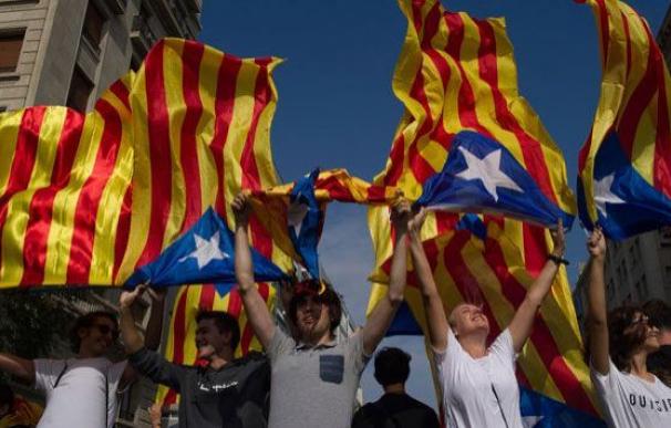 Activistas independentistas, durante el 'paro general' en Cataluña del martes, 3 de octubre / EFE