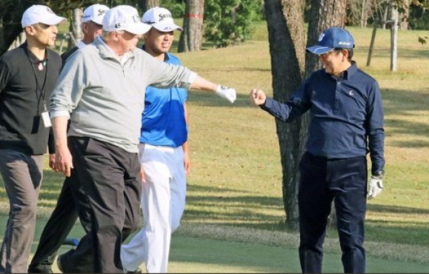 Abe y Trump abordan el problema de Corea del Norte jugando al golf