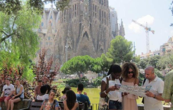 El turismo, como el que visita la Sagrada Familia de Barcelona, es el principal generador de empleo/ EFE