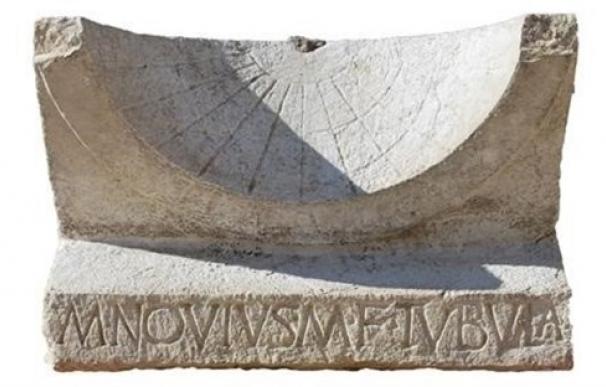 Fotografía del reloj de sol romano de hace 2.000 años encontrado en Italia.