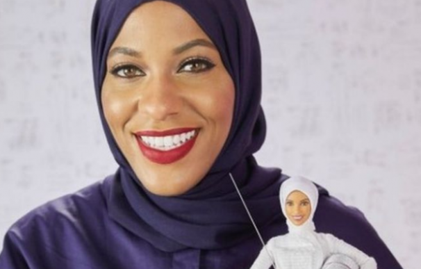 Fotografía de la primera muñeca Barbie con hijab.