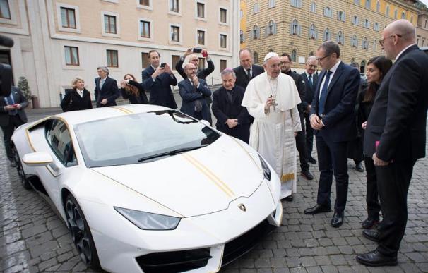 Regalan al papa un Lamborghini