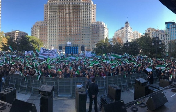 Miles de extremeños rebosan la Plaza de España de Madrid por un tren digno