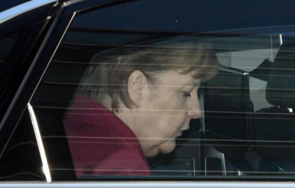 Merkel trata de evitar 'in extremis' otras comicios que traerían el mismo resultado