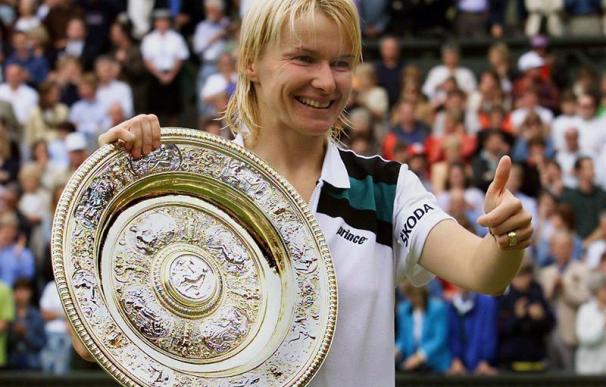 Jana Novotna, con su trofeo de Wimbledon en 1998.