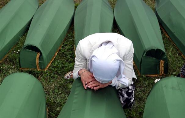 Una mujer bosnia musulmana llora sobre un ataúd durante el funeral de los 175 bosnios musulmanes recientemente identificados y enterrados en el memorial de Potocari, en Srebrenica (Bosnia-Herzegovina). Efe