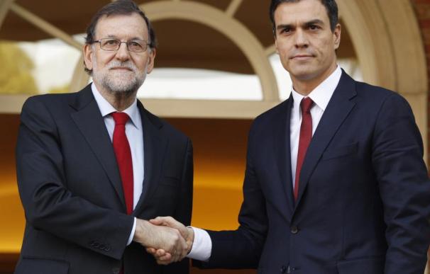 Pedro Sánchez con Mariano Rajoy en La Moncloa.