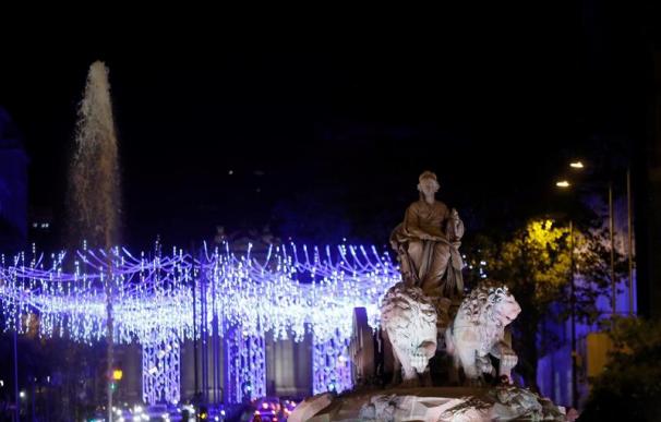 Las ciudades adelantan el alumbrado navideño con Madrid a la cabeza