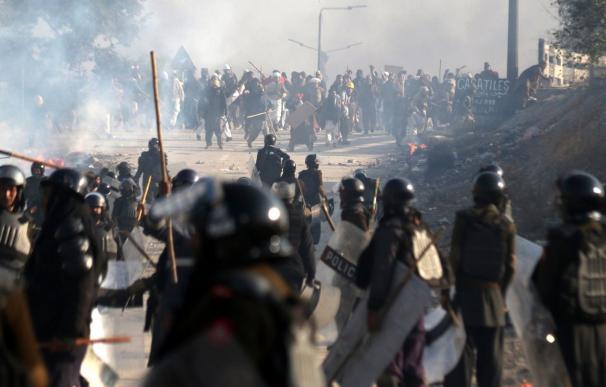 Duros enfrentamientos entre Policía y manifestantes en Pakistán