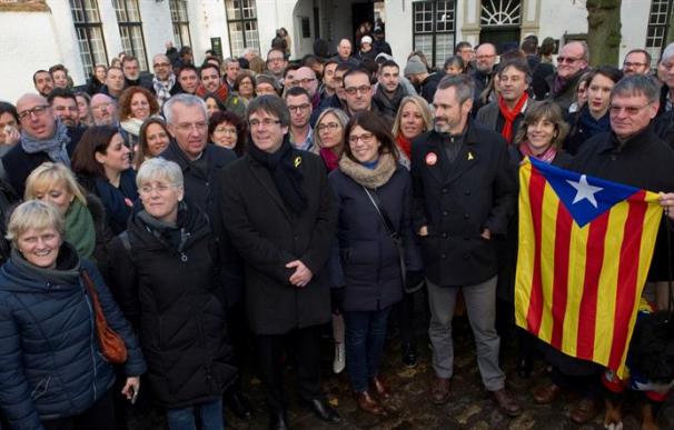 Puigdemont quiere ahora que los catalanes voten si deben seguir en la UE