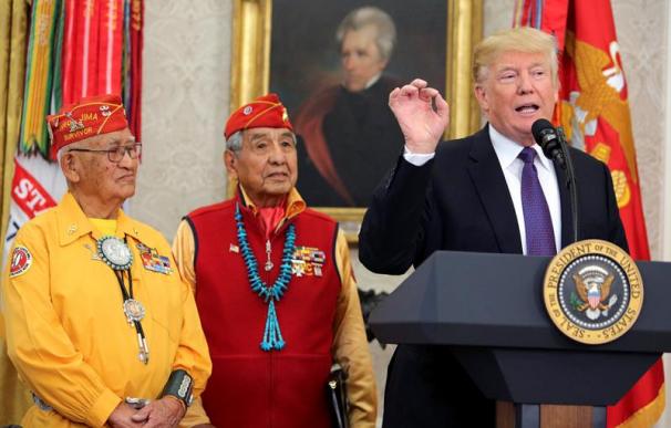 Fotografía de Trump en el acto con indígenas.