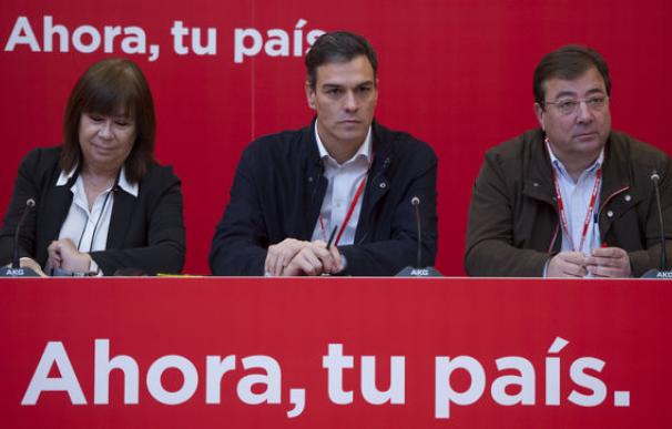 Cistina Narbona, Pedro Sánchez y Guillermo Fernández Vara.