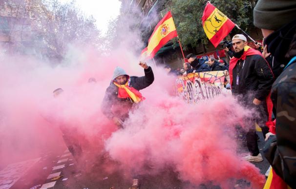 La ultraderecha se concentra ante la sede de la CUP: "Las calles ya no son vuestras"