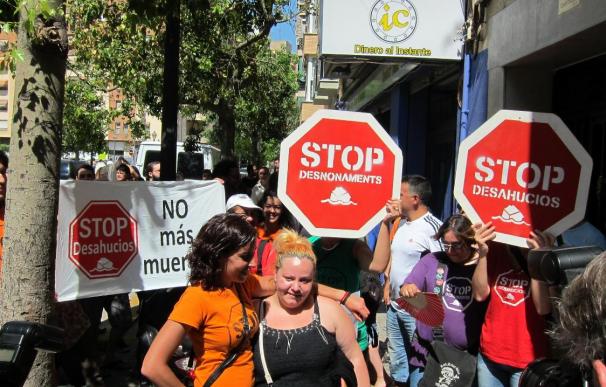 Paralizan el desahucio en Valencia de una mujer víctima de violencia de género con dos hijas de 6 y 3 años