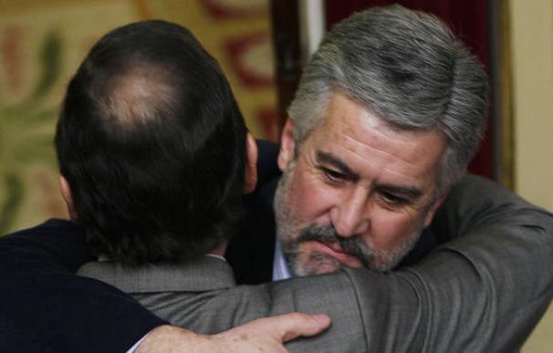 El entonces líder del PP, Mariano Rajoy (espaldas), abraza al presidente de la Cámara Baja, Manuel Marín. EFE