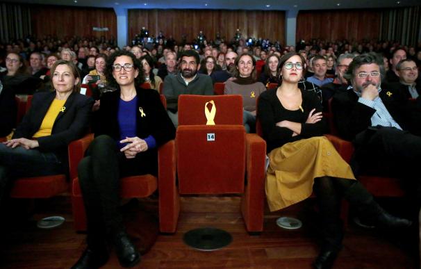 La secretaria general de ERC, Marta Rovira (2i), la presidenta del Parlament, Carme Forcadell (i), y los candidatos Jenn Díaz (2d) y Antoni Castellà (d), junto a un asiento vacío dedicado a Junqueras (EFE/Alberto Estévez)