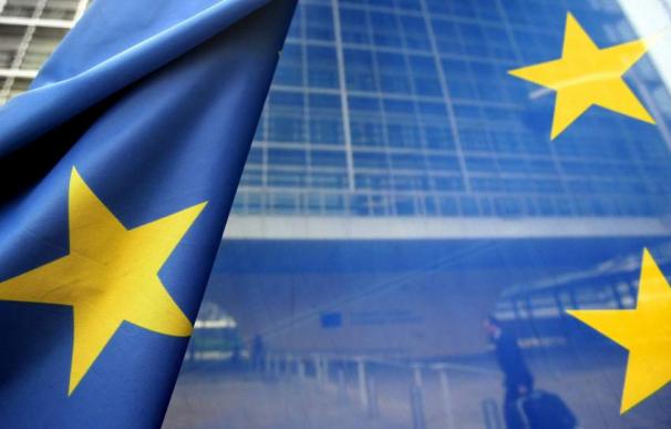 Fotografía de archivo que muestra una bandera de la Unión Europea frente a la sede de la Comisión Europea (CE). (EFE/OLIVER HOSLET)