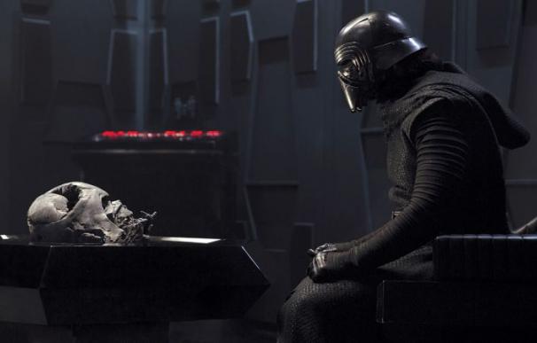 Fotografía de Kylo Ren de Star Wars, observando el casco de Darth Vader
