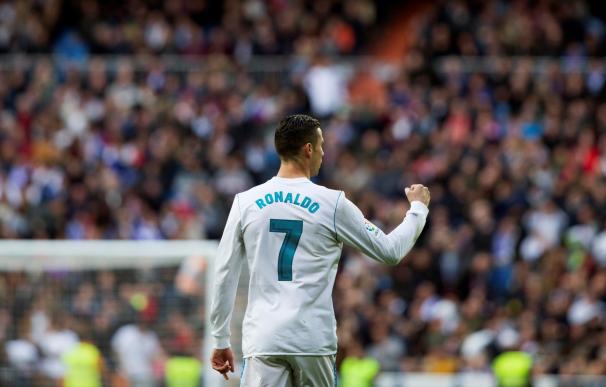 El delantero portugués del Real Madrid Cristiano Ronaldo celebra con su segundo gol marcado ante el Sevilla durante el partido correspondiente a la decimoquinta jornada de la Liga Santander disputado hoy en el estadio Santiago Bernabéu. EFE/Rodrigo Jimen