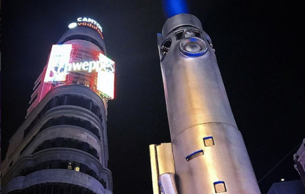 Espada láser gigante en Madrid