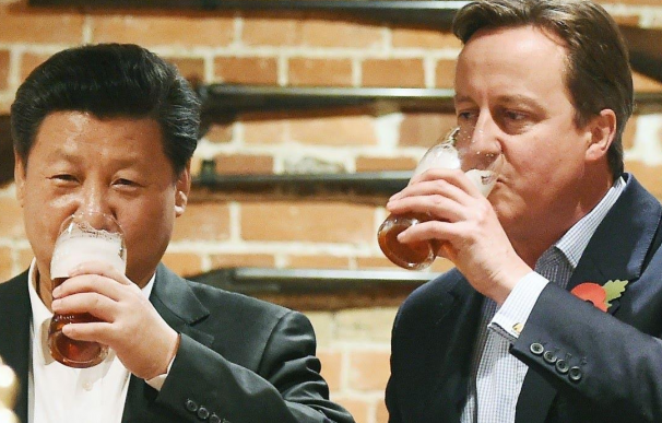 David Cameron conversa con el el presidente chino, Xi Jinping