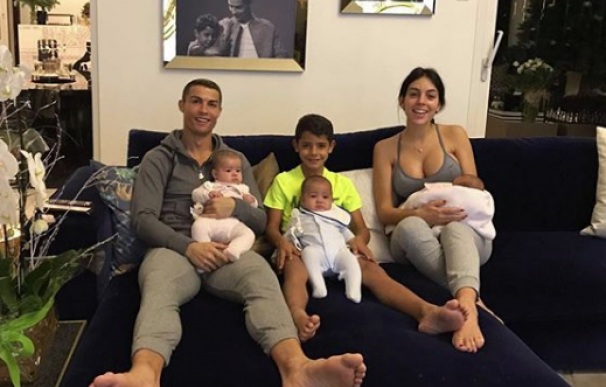 Fotografía de Cristiano Ronaldo y su familia.