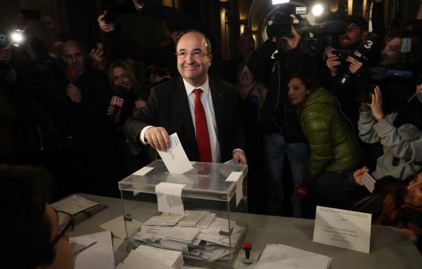 El candidato del PSC, Miquel Iceta, deposita su voto