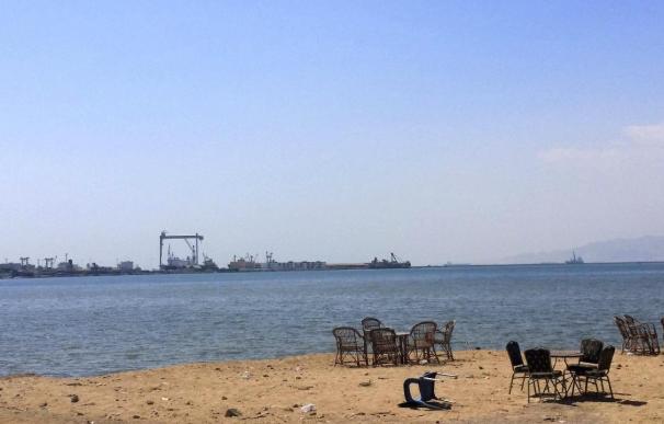 Egipto firma acuerdos con compañías extranjeras para el dragado del Canal de Suez