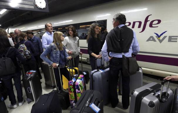 Renfe renueva a Ferrovial el contrato del AVE que dejó 'tirados' a miles de viajeros