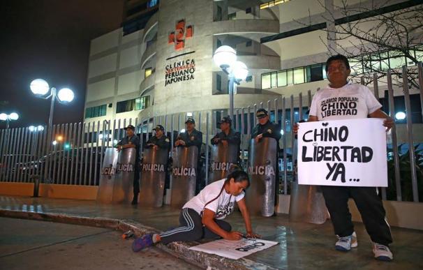 Fotografía de simpatizantes de Fujimori a las puertas del hospital en el que se encuentra ingresado.