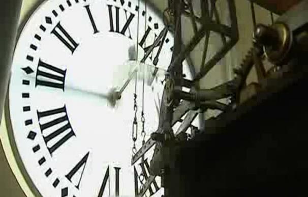 El reloj de la Puerta del Sol recibe sus últimos mimos