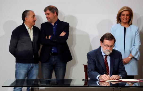 Mariano Rajoy durante la firma del acuerdo social.