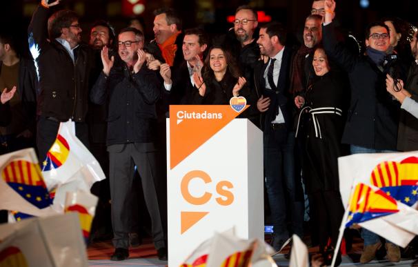 Miembros de Cs celebran en el escenario su victoria en la jornada electoral