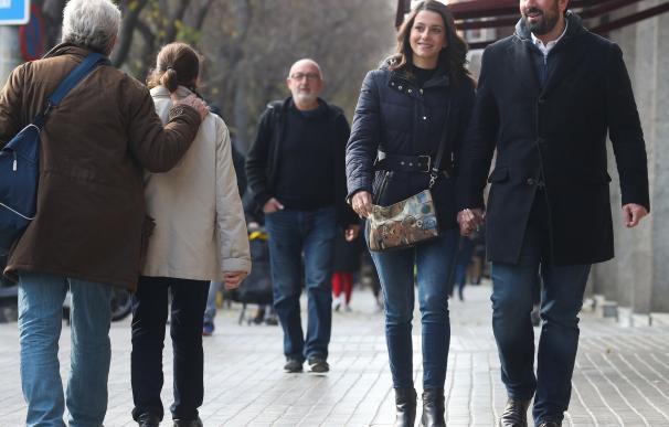Arrimadas pasea con su marido como una ciudadana más