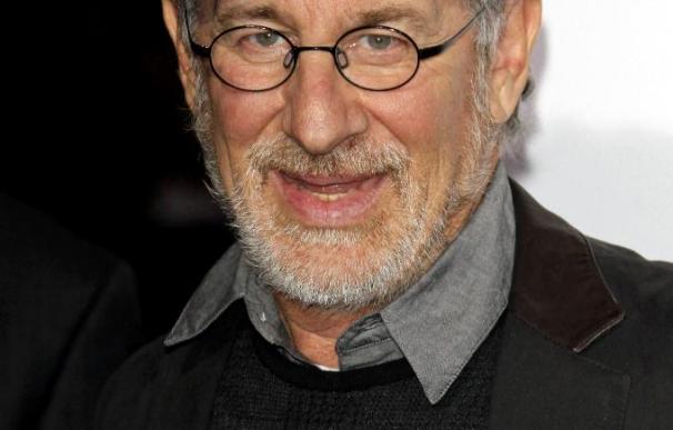 Steven Spielberg dice que Harrison Ford puede encarnar a Indiana Jones hasta los 90
