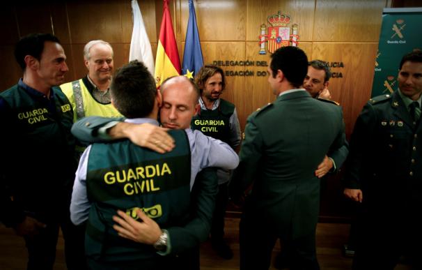Agentes de la Guardia Civil se abrazan al término de la comparecencia del jefe de la UCO