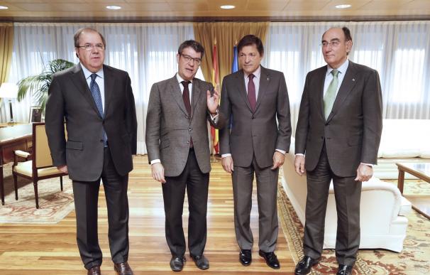 De izquierda a derecha: el presidente de Castilla-León Juan Vicente Herrera; el ministro Álvaro Nadal; el presidente de Asturias Javier Fernández y el presidente de Iberdrola, Ignacio Sánchez Galán