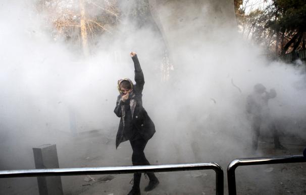 Estudiantes iraníes durante una protesta cerca de la Universidad de Teherán el 30 de diciembre pasado (EFE/STR)