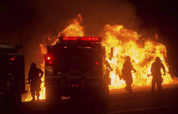 Bomberos luchan contra las llamas en California