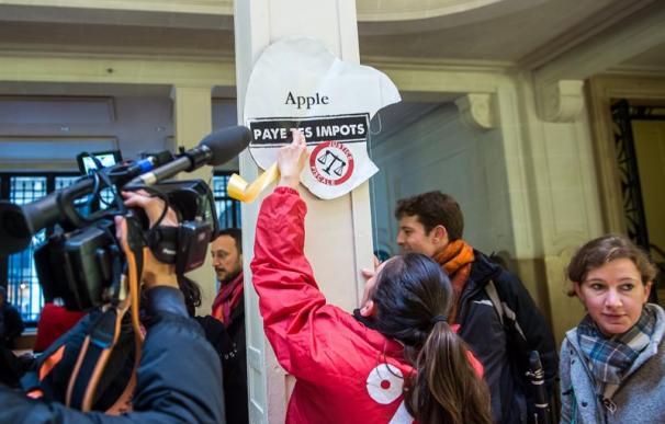ATTAC ocupa una tienda de Apple en París para denunciar la evasión fiscal