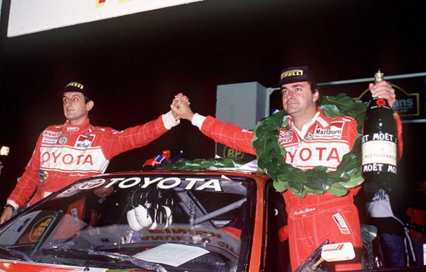Fotografía de archivo fechada de Carlos Sainz y su copiloto Luis Moya, tras proclamarse vencedores del rally de Nueva Zelanda en 1990 - FOTO: EFE