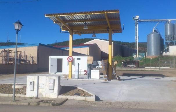 Abre en Higuera de la Sierra una gasolinera 'low cost', que al no tener personal ofrece combustible más barato