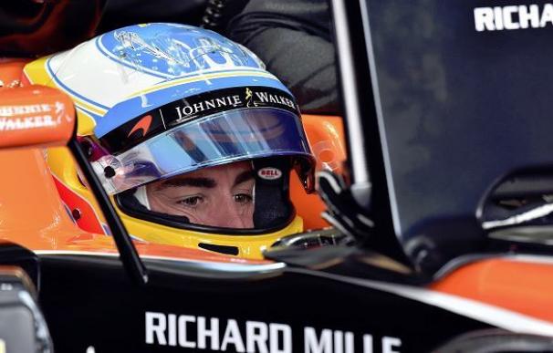 Fernando Alonso, pensativo en su MCL32.