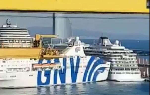 Un ferry colisiona contra un crucero en el Puerto de Barcelona