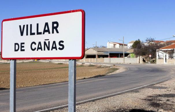 Un cartel indica la llegada a Villar de Cañas, el pueblo elegido para albergar la sede definitiva del ATC (Efe)