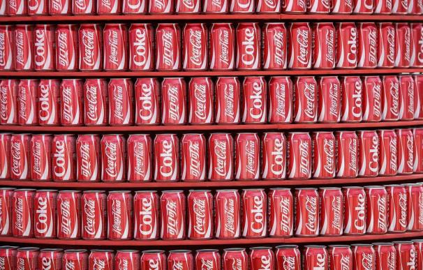 Imagen de latas de Coca-Cola.