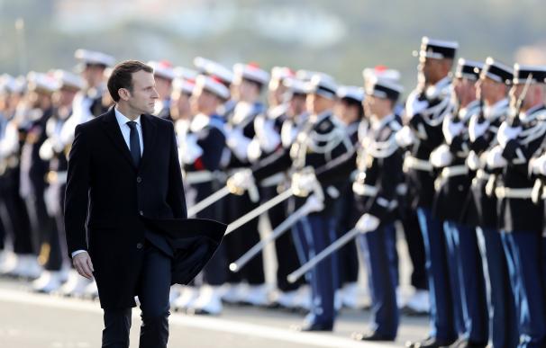 Emmanuel Macron pasa revista a la guardia de honor